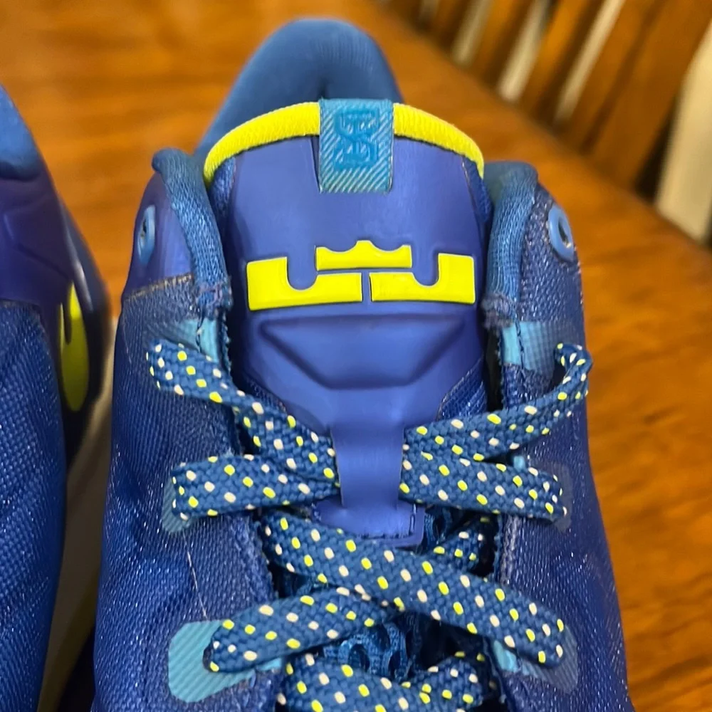 Nike Lebron XI Low Shoes Sneakers 644534 400 Boys Girls Youth Size 5.5Y Size 5.5